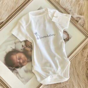 Body mit Namen bestickt - ein besonderes Babygeschenk