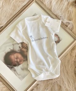 Body mit Namen bestickt - ein besonderes Babygeschenk