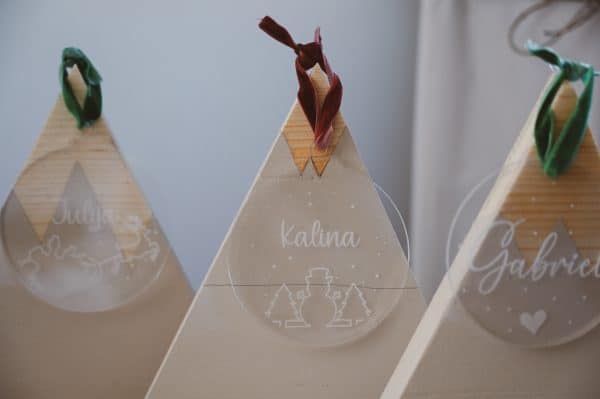 Christbaumkugel aus Glas mit weihnachtlichem Motiv